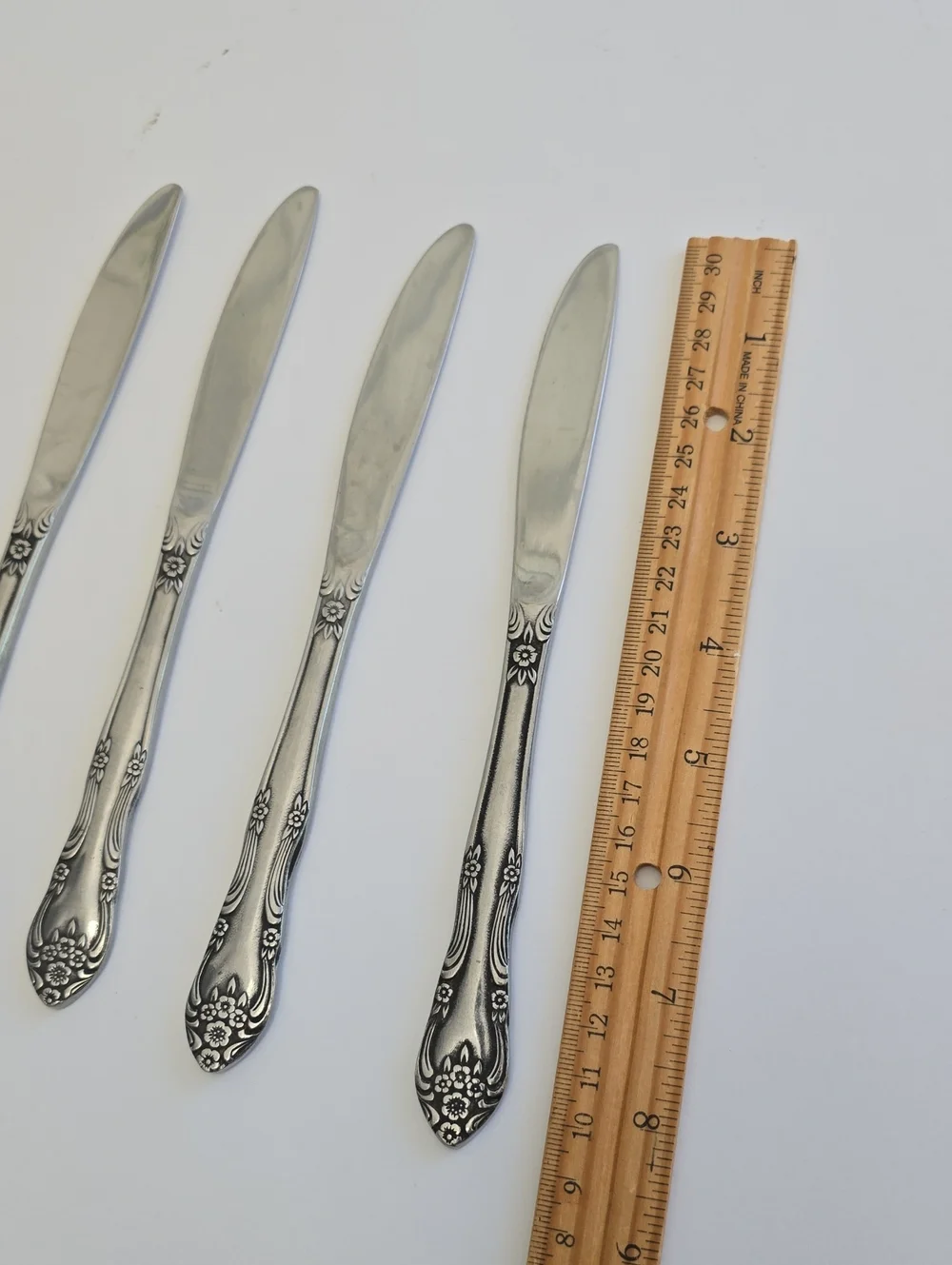 Vintage Rogers & Co Set Of 4 Korea Stainless Knives Floral Alexis 8 3/8